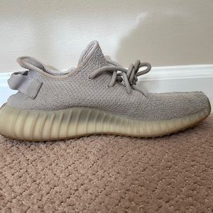 YEEZY BOOST 350 V2 ‘SESAME’. Decent condition however there is no box.